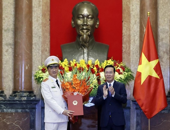 Chủ tịch nước Võ Văn Thưởng trao Quyết định thăng cấp bậc hàm Thượng tướng cho Thứ trưởng Bộ Công an Nguyễn Duy Ngọc.