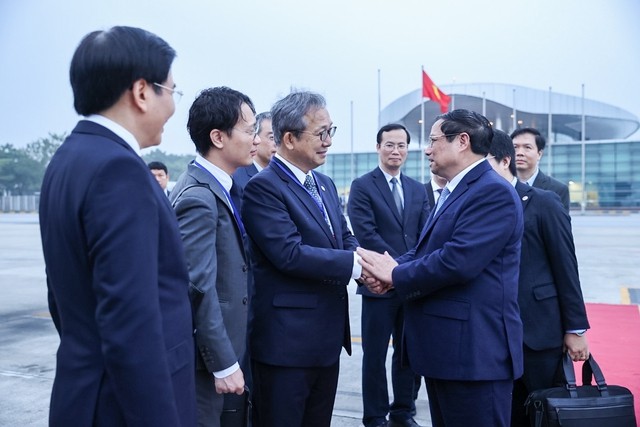 Đại sứ Nhật Bản tại Việt Nam Yamada Takio tiễn Thủ tướng Chính phủ Phạm Minh Chính tại sân bay. Ảnh: VGP/Nhật Bắc