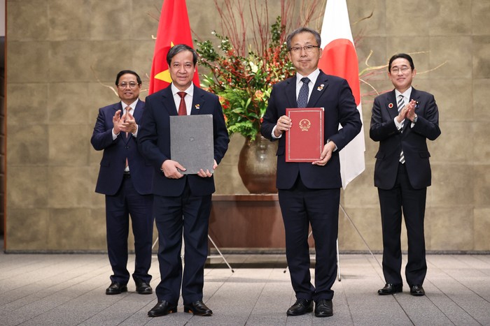 Hai Thủ tướng chứng kiến lễ trao văn kiện hợp tác giữa các bộ, ngành hai nước. Ảnh: VGP/Nhật Bắc