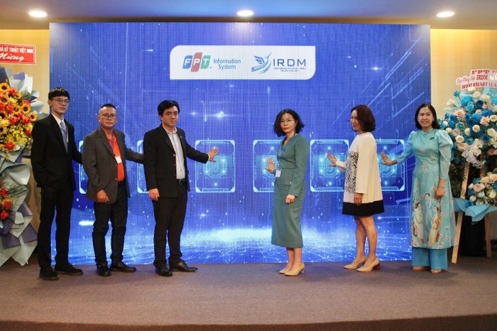 Đại diện IRDM và FPT IS công bố vận hành Hệ thống IRDM Smart Learning.