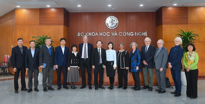 Bộ trưởng Bộ Khoa học và Công nghệ và các cán bộ lãnh đạo Bộ Khoa học và Công nghệ cùng đoàn các nhà khoa học hàng đầu thế giới của VinFuture trong buổi làm việc ngày 18/12