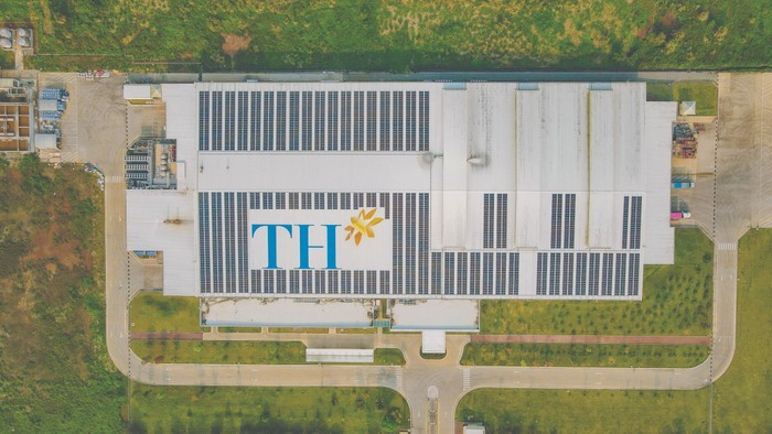 Trên những mái nhà của Nhà máy sữa tươi sạch TH hay Cụm trang trại bò sữa, TH đã lắp đặt hệ thống điện mặt trời.