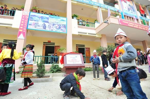 Các em học sinh vui chơi tại ngôi trường mới do VietinBank hỗ trợ kinh phí xây dựng.