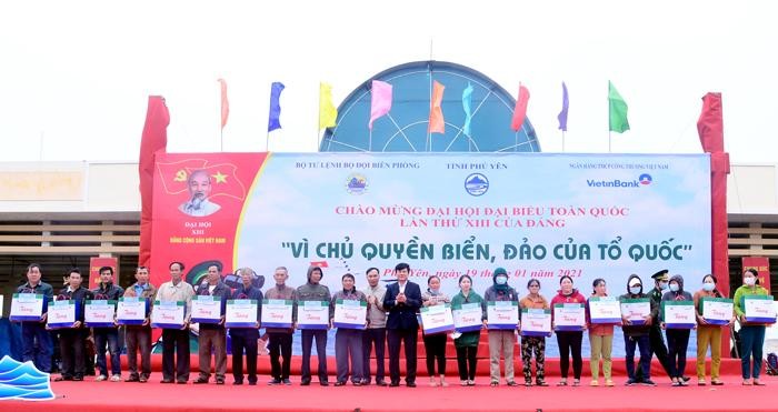 Đồng chí Trần Kiên Cường - Phó Bí thư Thường trực Đảng ủy VietinBank trao tặng quà cho các gia đình chính sách tại Chương trình.