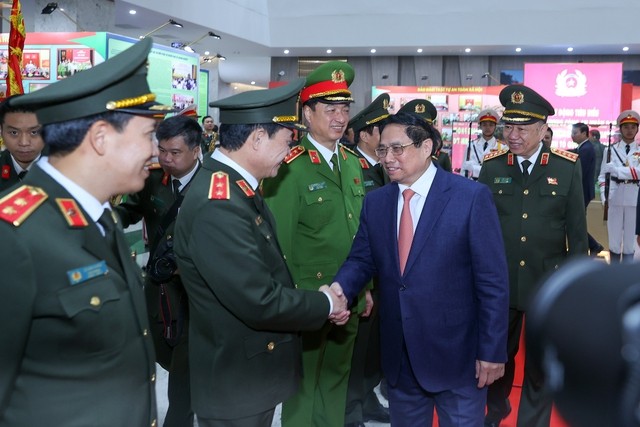 Thủ tướng Phạm Minh Chính cùng các đồng chí lãnh đạo Bộ Công an. Ảnh: VGP/Nhật Bắc