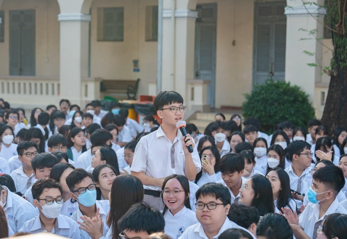 Học sinh Trường Trung học phổ thông Chuyên Lê Hồng Phong (Thành phố Hồ Chí Minh) trao đổi với Ban tổ chức cuộc thi.