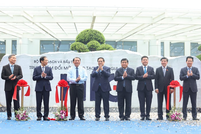 Thủ tướng Phạm Minh Chính và các đại biểu cắt băng khánh thành Trung tâm Đổi mới sáng tạo quốc gia. Ảnh: VGP/Nhật Bắc