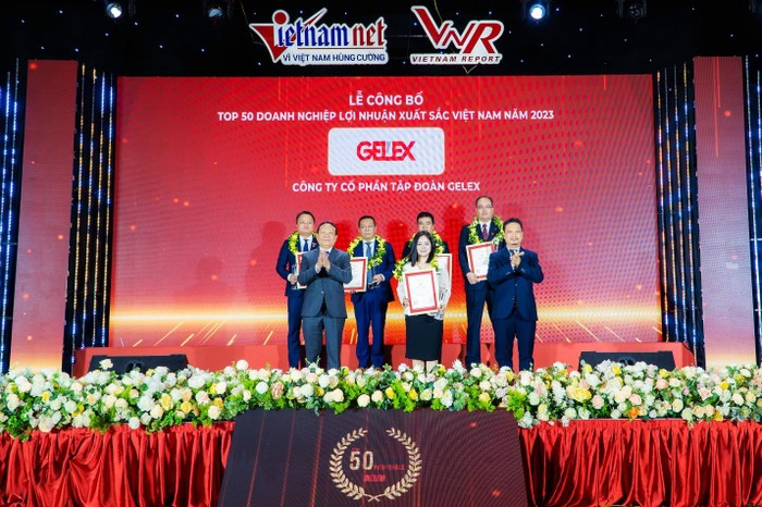 Bà Nguyễn Hồng Nhung – Giám đốc Truyền thông Tập đoàn GELEX nhận Cúp và chứng nhận Top 50 Doanh nghiệp lợi nhuận tốt nhất Việt Nam - năm 2023.