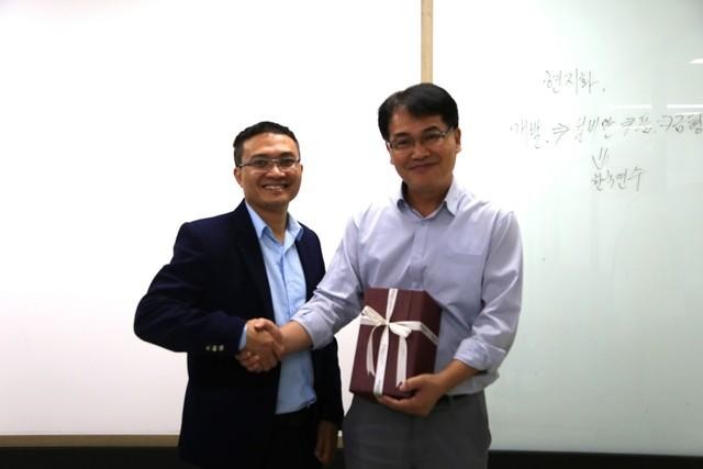Tiến sĩ Phạm Kim Thư - Phó Hiệu trưởng Trường UTM tặng quà lưu niệm cho lãnh đạo Công ty TNHH Fine MS Vina