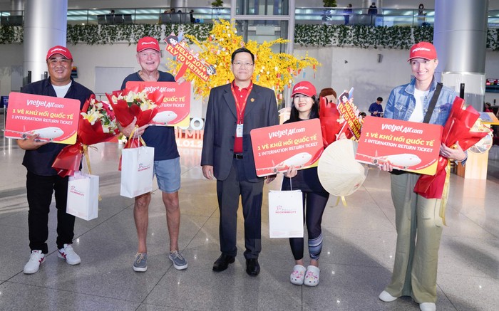 Ông Nguyễn Bác Toán - Phó Tổng giám đốc Thương mại Vietjet chào đón những hành khách đầu tiên từ Melbourne (Australia) đến Thành phố Hồ Chí Minh ngày 1/1/2024.