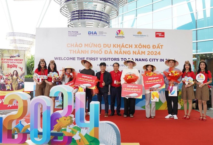 Đại diện Vietjet, ông Trần Hoàng Linh, Giám đốc Chi nhánh miền Trung Vietjet, ông Trần Đình Hoàn Trưởng đại diện hãng tại sân bay Đà Nẵng (đứng thứ năm, sáu từ trái sang) cùng phi hành đoàn Vietjet chào mừng những hành khách đầu tiên đến từ thủ đô Seoul, Hàn Quốc đến thành phố đáng sống nhất Việt Nam.