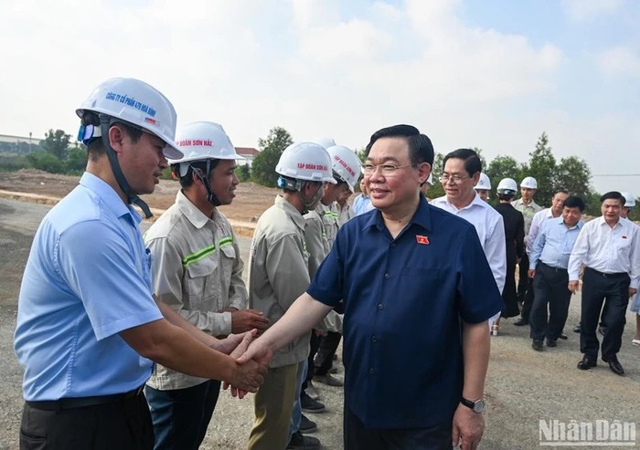 Chủ tịch Quốc hội Vương Đình Huệ với cán bộ, kỹ sư, công nhân tại Dự án thành phần 3 Dự án đầu tư xây dựng đường bộ cao tốc Biên Hòa-Vũng Tàu. (Ảnh: Duy Linh)