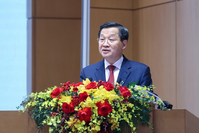 Phó Thủ tướng Lê Minh Khái trình bày Báo cáo về tình hình kinh tế xã hội năm 2023 và phương hướng, nhiệm vụ, giải pháp năm 2024. Ảnh: VGP/Nhật Bắc