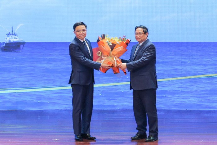 Thủ tướng Chính phủ Phạm Minh Chính trao quyết định cho Chủ tịch Hội đồng thành viên Tập đoàn Dầu khí Việt Nam.