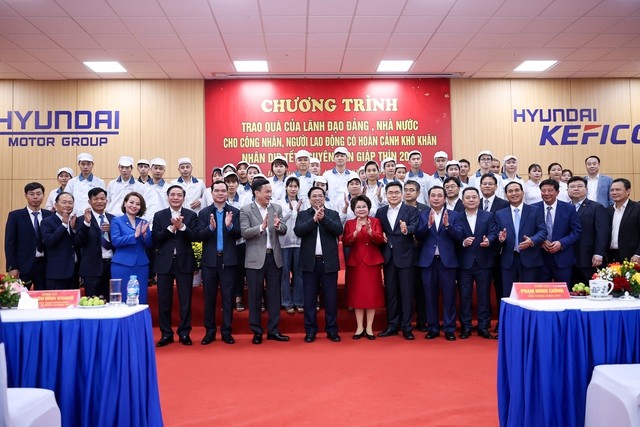 Thủ tướng Phạm Minh Chính và các đại biểu cùng lãnh đạo, công nhân, người lao động Công ty Kefico. Ảnh: VGP/Nhật Bắc
