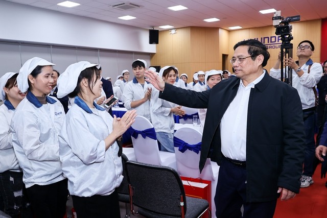 Thủ tướng Phạm Minh Chính đến thăm công nhân, người lao động tại Công ty Kefico. Ảnh: VGP/Nhật Bắc