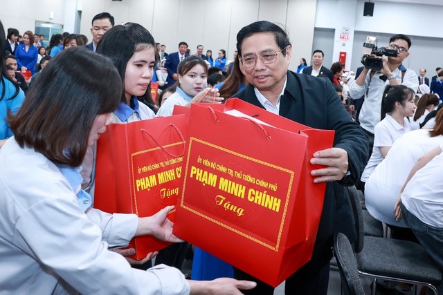 Thủ tướng Phạm Minh Chính tặng quà công nhân, người lao động có hoàn cảnh khó khăn tại Công ty Kefico. Ảnh: VGP/Nhật Bắc