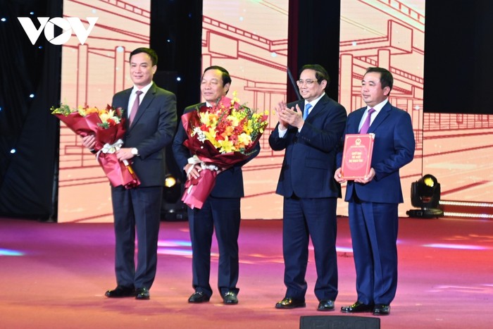 Thủ tướng trao Quyết định Quy hoạch tỉnh thời kỳ 2021 - 2030, tầm nhìn đến năm 2050 cho lãnh đạo tỉnh Hải Dương.
