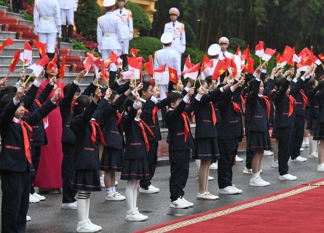 Thiếu nhi Thủ đô Hà Nội chào đón Tổng thống Cộng hoà Indonesia Joko Widodo. Ảnh: VGP/Nhật Bắc