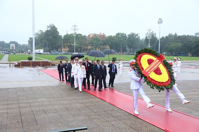 Sáng 12/1, Tổng thống Indonesia Joko Widodo đặt vòng hoa, vào Lăng viếng Chủ tịch Hồ Chí Minh. Ảnh: VGP/Nhật Bắc