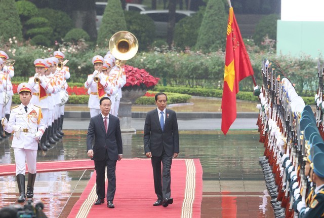 Chủ tịch nước Võ Văn Thưởng và Tổng thống Cộng hoà Indonesia Joko Widodo duyệt Đội danh dự Quân đội nhân dân Việt Nam. Ảnh: VGP/Nhật Bắc
