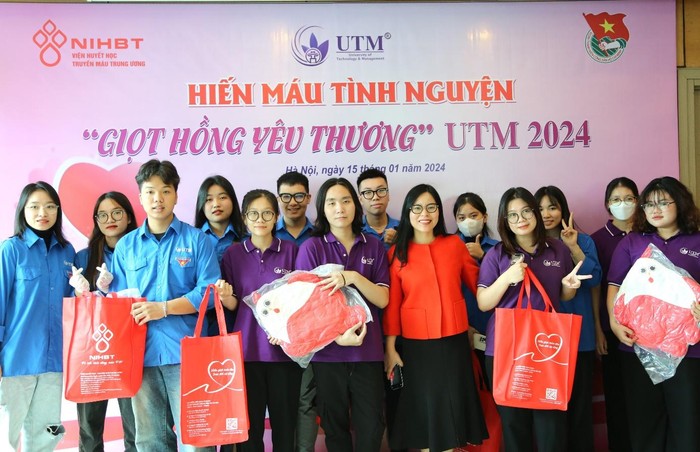 Cán bộ, giảng viên Trường Đại học UTM tham gia hiến máu.