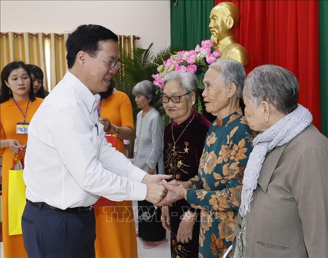 Chủ tịch nước Võ Văn Thưởng thăm hỏi, tặng quà cho người có công, gia đình chính sách, hộ nghèo huyện Trà Ôn, tỉnh Vĩnh Long. Ảnh: TTXVN