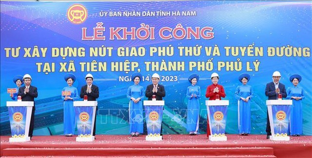 Chủ tịch Quốc hội Vương Đình Huệ và đại biểu thực hiện nghi thức khởi công Dự án đầu tư xây dựng nút giao Phú Thứ và tuyến đường kết nối tại xã Tiên Hiệp, thành phố Phủ Lý (tỉnh Hà Nam).