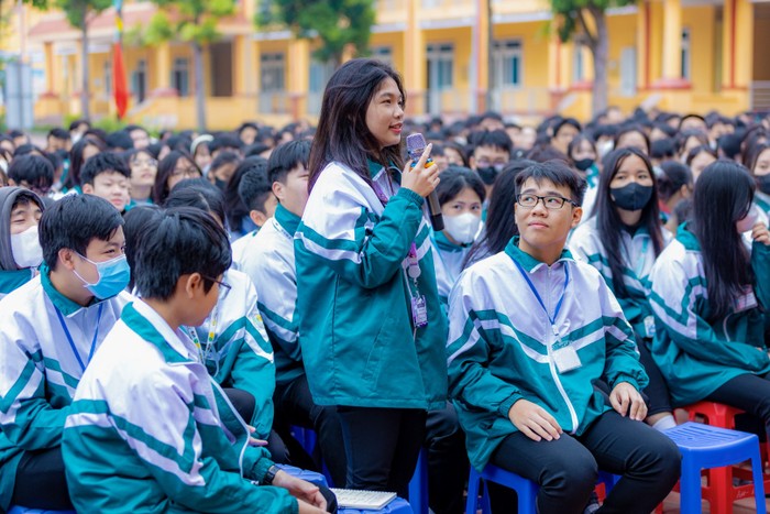 Học sinh Trường Trung học phổ thông Ân Thi trao đổi với Ban tổ chức cuộc thi.