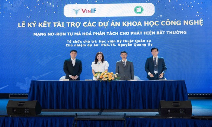 Lễ ký kết thỏa thuận tài trợ giữa Quỹ VINIF với dự án khoa học công nghệ.