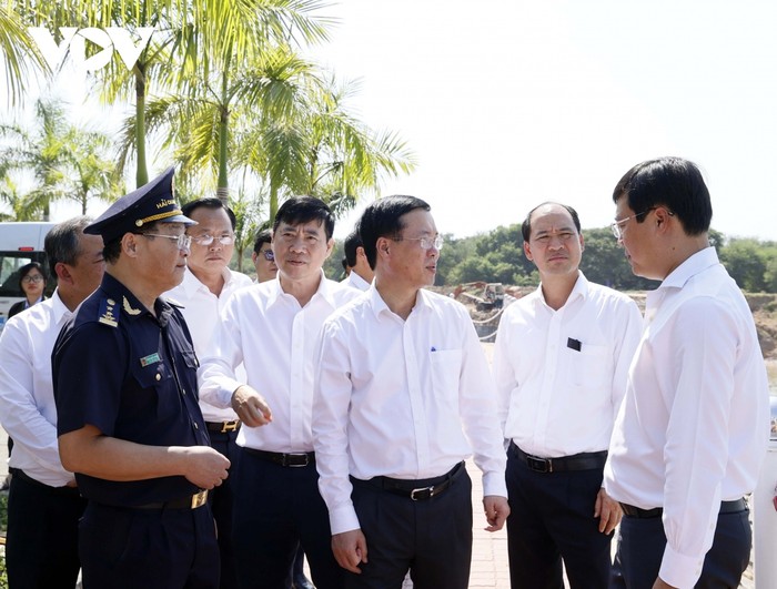 Chủ tịch nước Võ Văn Thưởng nghe báo cáo nhanh về tình hình thực hiện nhiệm vụ của Chi Cục Hải quan cửa khẩu quốc tế Thường Phước.