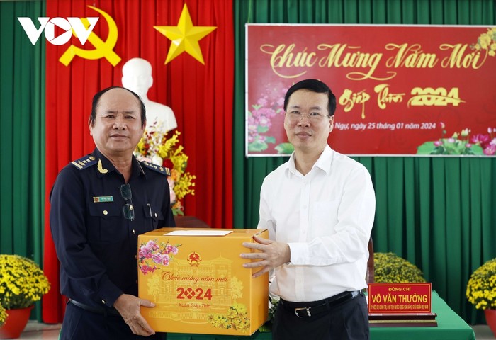 Chủ tịch nước Võ Văn Thưởng tặng quà Chi cục Hải quan cửa khẩu quốc tế Thường Phước.