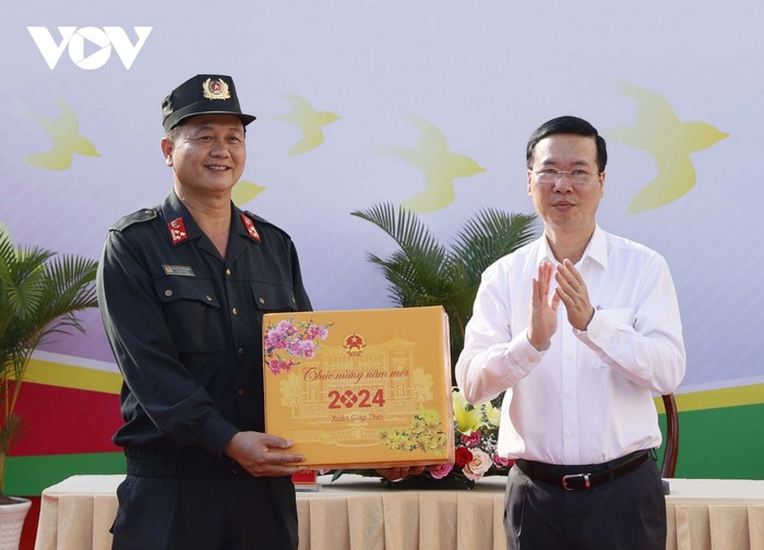 Chủ tịch nước Võ Văn Thưởng tặng quà động viên lực lượng Cảnh sát cơ động tỉnh Đồng Tháp.