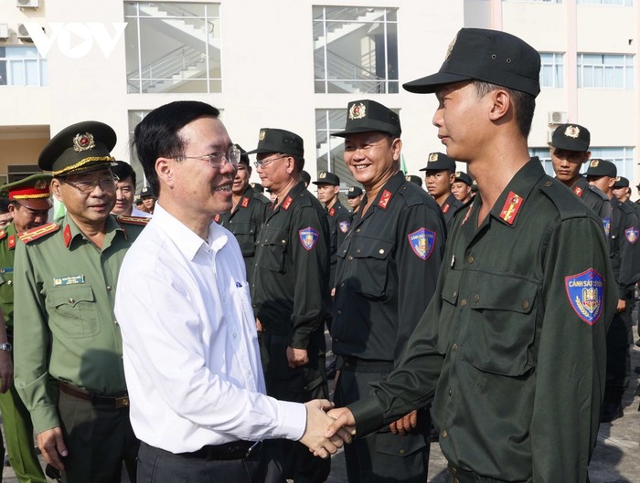 Chủ tịch nước Võ Văn Thưởng thăm hỏi, động viên cán bộ, chiến sĩ lực lượng Cảnh sát cơ động.