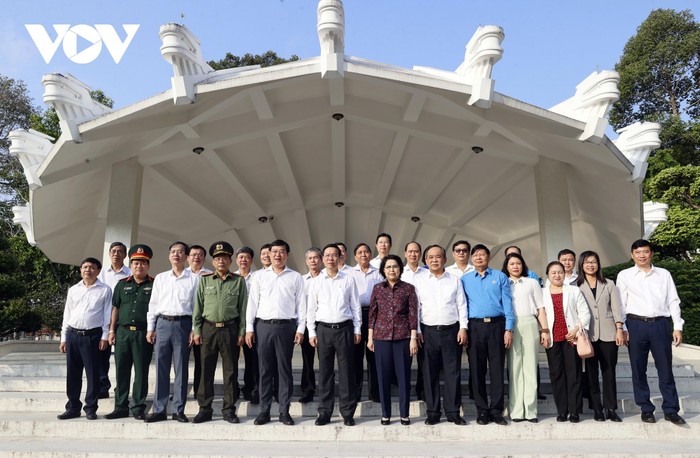 Chủ tịch nước Võ Văn Thưởng và đoàn chụp ảnh chung tại Khu Di tích Cụ Phó bảng Nguyễn Sinh Sắc.