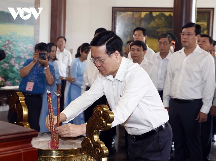 Chủ tịch nước Võ Văn Thưởng và đoàn công tác dâng hương tại Khu di tích Cụ Phó bảng Nguyễn Sinh Sắc tại thành phố Cao Lãnh, tỉnh Đồng Tháp.