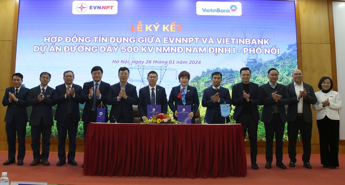 EVNNPT ký kết với ViettinBank hợp đồng tín dụng cho Dự án đường dây 500kV Nhà máy Nhiệt điện Nam Định I – Phố Nối với sự chứng kiến của lãnh đạo EVN, EVNNPT và lãnh đạo ViettinBank.