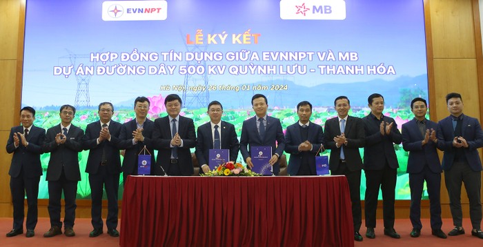 EVNNPT ký kết với MB hợp đồng tín dụng cho Dự án đường dây 500kV Quỳnh Lưu – Thanh Hóa với sự chứng kiến của lãnh đạo EVN, EVNNPT và lãnh đạo MB.