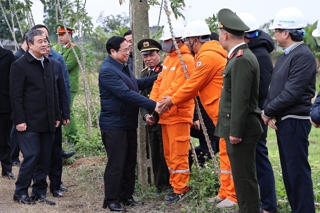 Thủ tướng Phạm Minh Chính động viên cán bộ, công nhân, người lao động trên công trường. Ảnh: VGP/Nhật Bắc