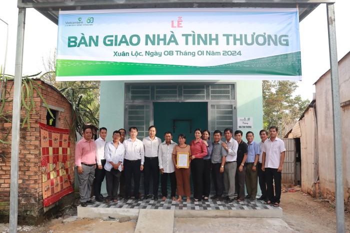 Đại diện Vietcombank cùng chính quyền địa phương bàn giao nhà tình thương cho hộ nghèo tại tỉnh Đồng Nai.