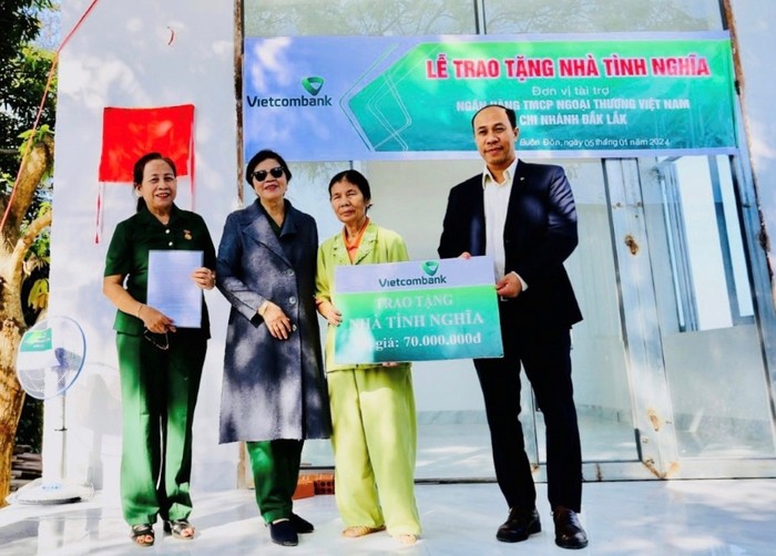 Ông Hoàng Xuân Thành - Phó Giám đốc Vietcombank Đắk Lắk trao biển tặng nhà tình nghĩa cho gia đình cựu thanh niên xung phong Lê Thị Hinh.