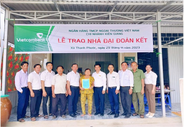 Nhà đại đoàn kết Vietcombank trao tặng hộ nghèo tại tỉnh Kiên Giang.