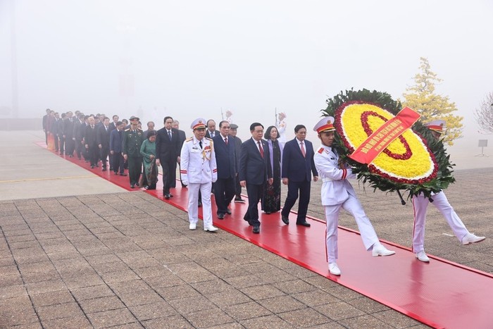 Các vị lãnh đạo, nguyên lãnh đạo Đảng, Nhà nước đặt vòng hoa và vào Lăng viếng Chủ tịch Hồ Chí Minh. (Ảnh: Minh Đức/TTXVN)