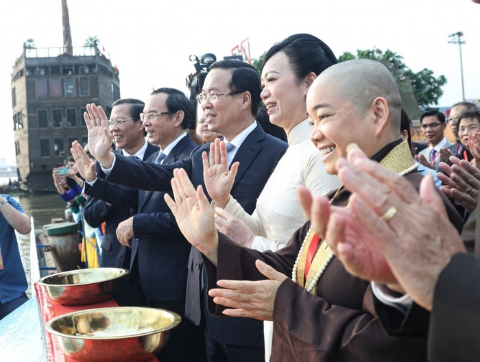 Chủ tịch nước Võ Văn Thưởng cùng Phu nhân thực hiện nghi thức thả cá nhân dịp tiễn ông Công ông Táo về chầu trời.