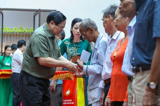 Thủ tướng khẳng định, Đảng, Nhà nước luôn quan tâm chăm lo để người dân có cuộc sống ngày càng ấm no hạnh phúc. Ảnh: VGP/Nhật Bắc