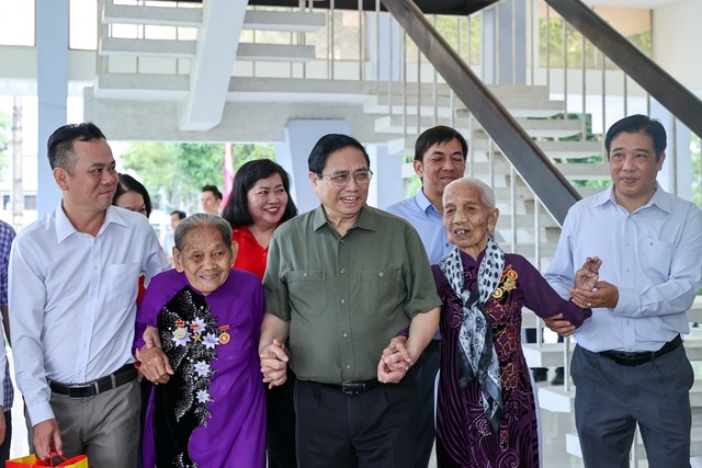 Thủ tướng Phạm Minh Chính chúc Tết và tặng quà gia đình hộ nghèo, công nhân, người lao động, người cao tuổi không nơi nương tựa... tại Cần Thơ. Ảnh: VGP/Nhật Bắc