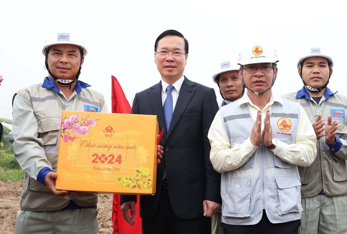 Chủ tịch nước Võ Văn Thưởng tặng quà cho công nhân thi công tuyến đường Vành đai 4 - Vùng Thủ đô. (Ảnh: TTXVN)