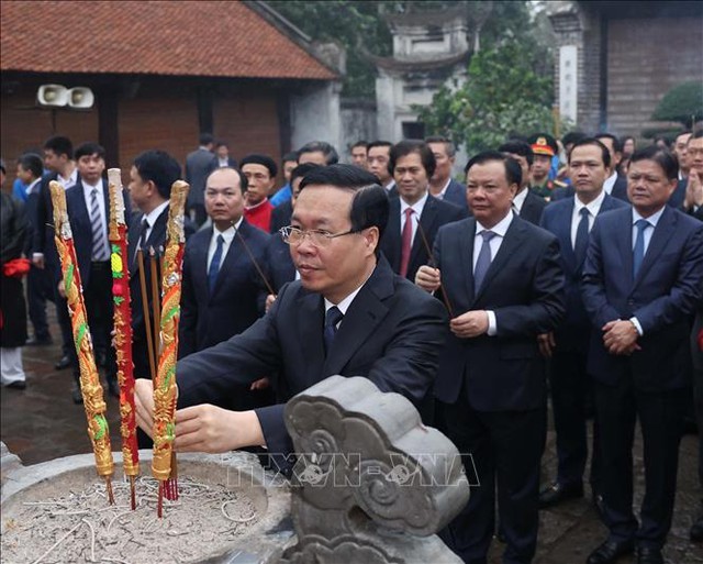 Chủ tịch nước Võ Văn Thưởng dâng hương tại Di tích quốc gia đặc biệt Cổ Loa.