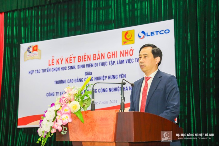 Tiến sĩ Nguyễn Khắc Ngọc – Bí thư Đảng ủy, Hiệu trưởng Trường Cao đẳng Công nghiệp Hưng Yên phát biểu tại buổi ký kết.