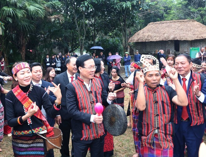 Chủ tịch nước Võ Văn Thưởng tham dự Lễ hội trỉa lúa của đồng bào dân tộc Bru-Vân Kiều. (Ảnh: Thống Nhất/TTXVN)